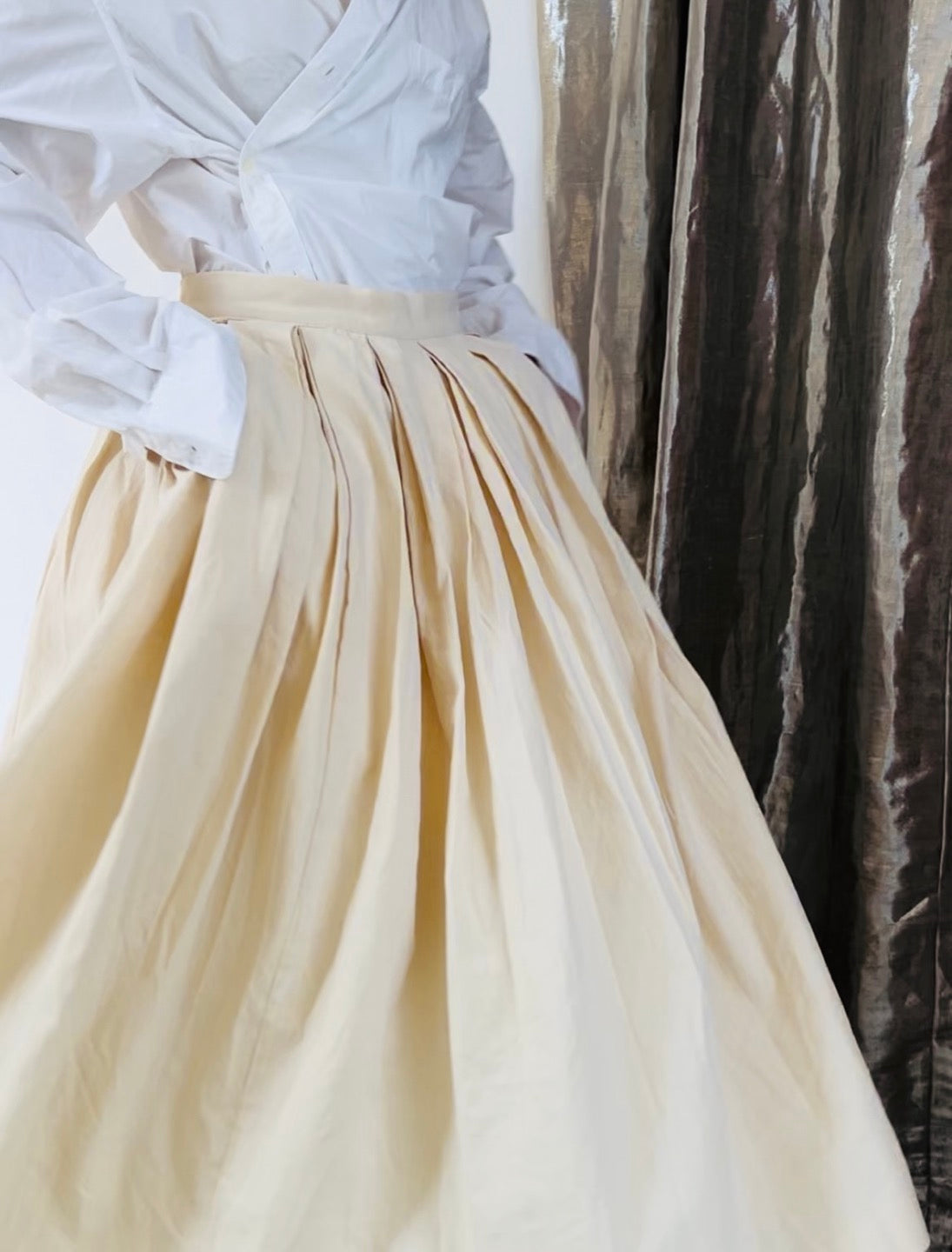 BORN TUCK SKIRT IVORY